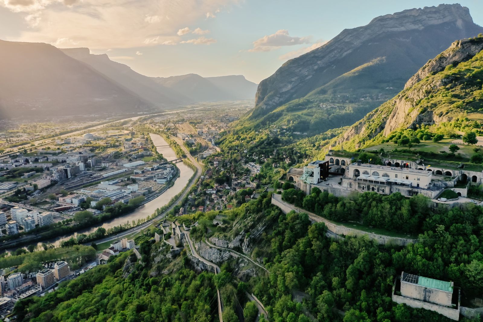 Grenoble et les montagnes qui l’entourent, vue du ciel