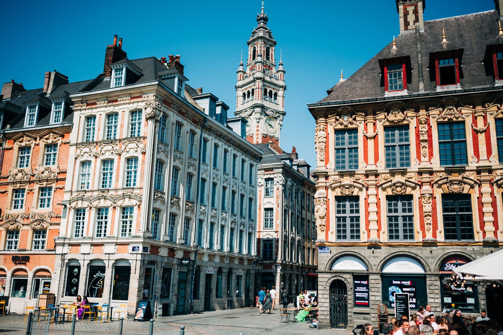 Les façades historiques et le beffroi de la Grand-Place de Lille