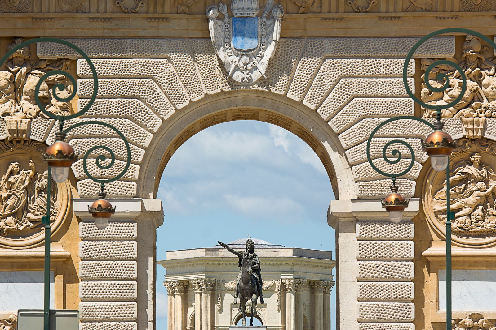 L’arc de triomphe de Montpellier, sculpté dans la pierre