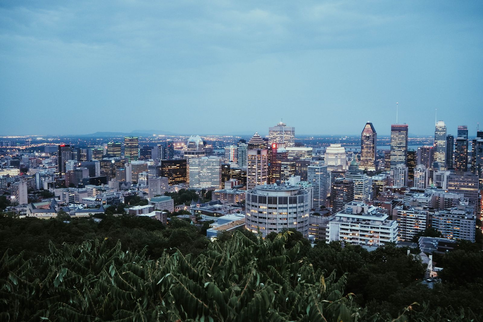 Le centre-ville de Montréal vu depuis le mont Royal, au crépuscule