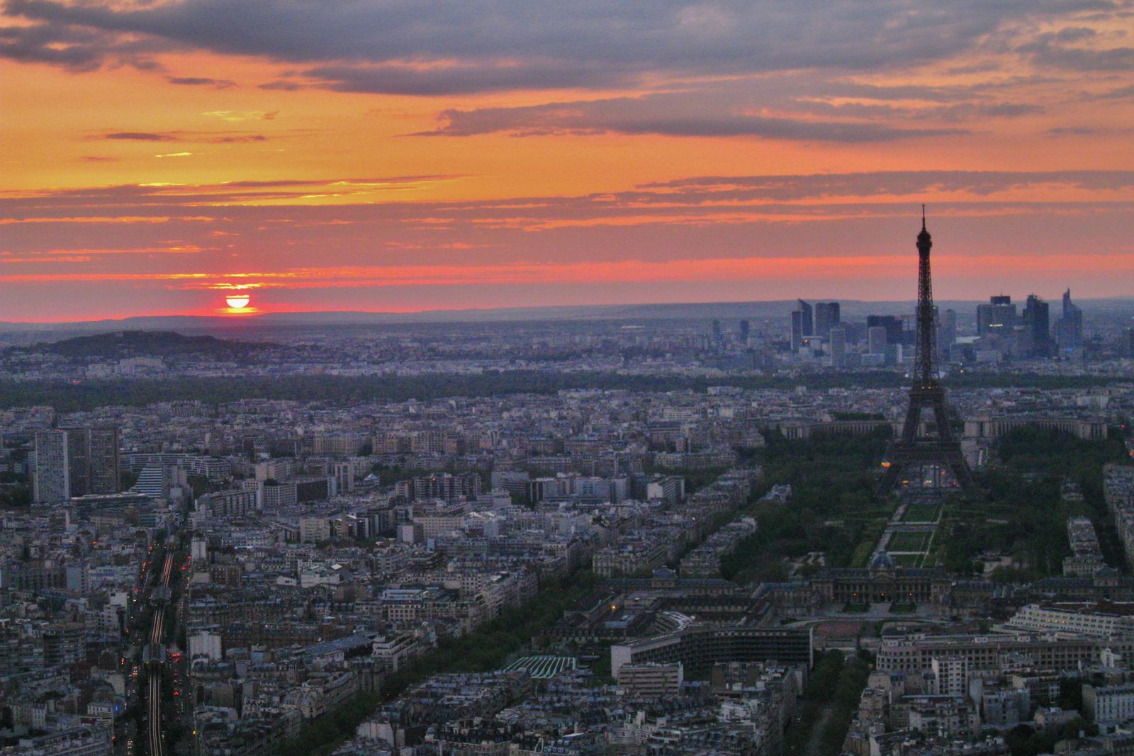 La tour Eiffel et les toits de Paris au coucher du soleil